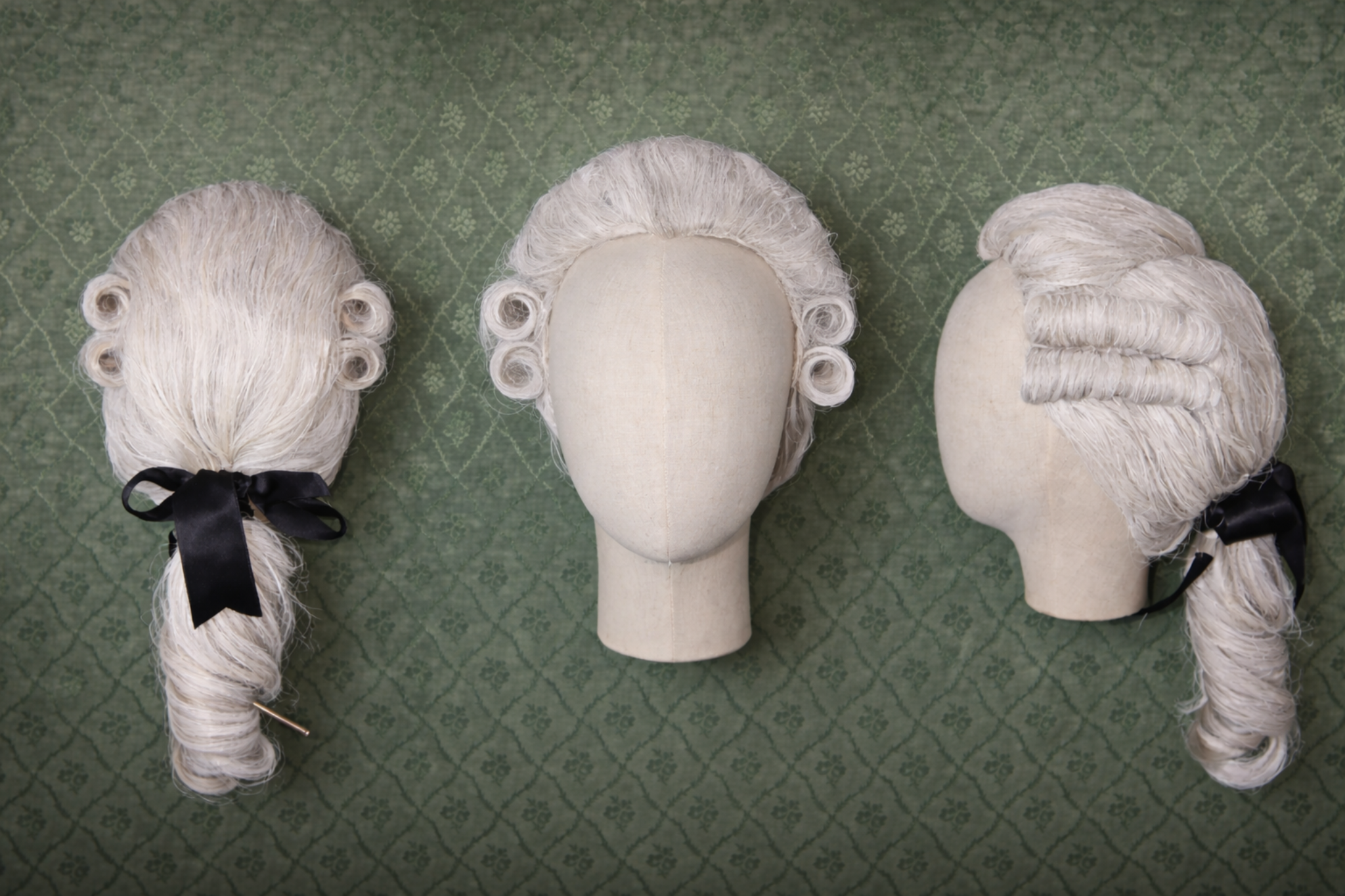 Historische Perücke – 3 Ansichten (vorn, Seite, hinten)