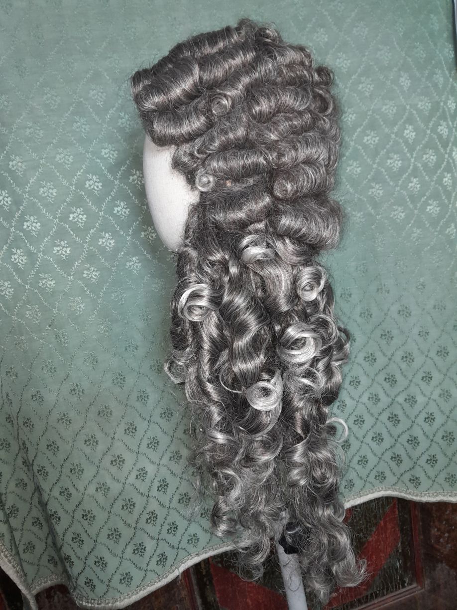 Allongeperücke mit langen barocken Locken